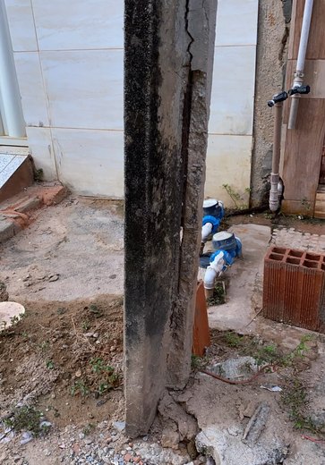 Moradores de São Bento temem que poste danificado desabe sobre casas