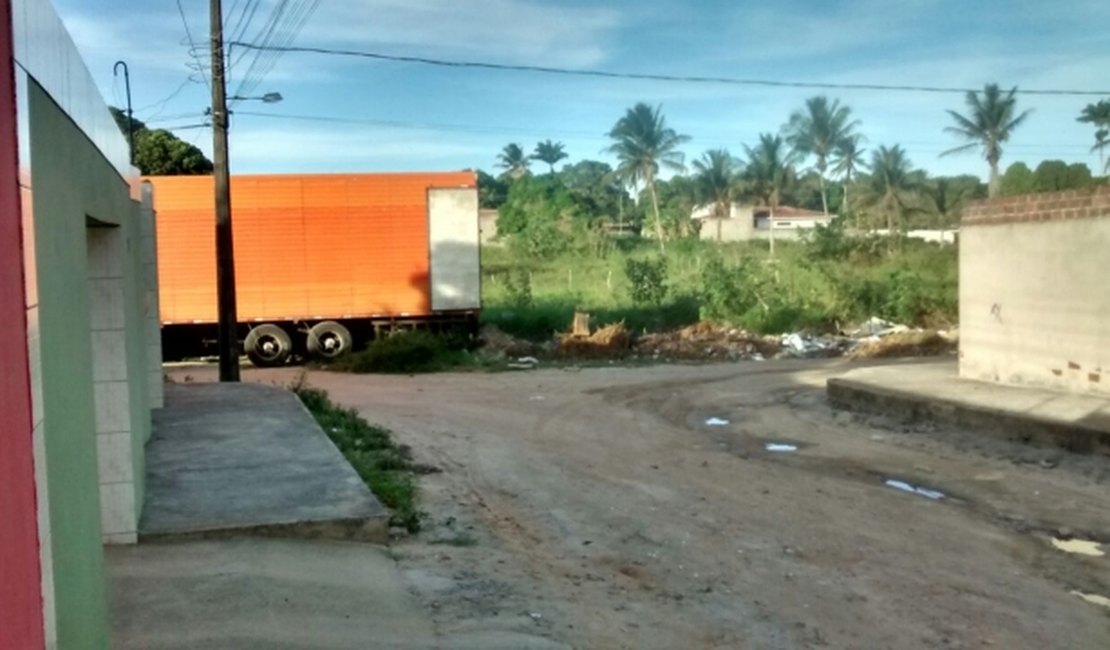 Moradores flagram caminhão baú desepejando lixo em terreno de Arapiraca