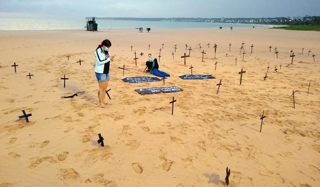 Médicos de Alagoas vão 'enterrar' 50 cruzes em ato simbólico na praia da Avenida em Maceió