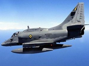 Caça da Marinha cai e piloto está desaparecido