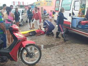 Motociclista cai do veículo após perder o controle da direção ao passar em buraco