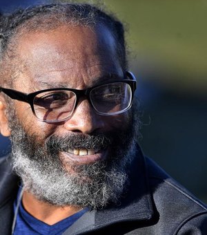 Homem negro acusado de 3 assassinatos é inocentado após mais de 40 anos preso