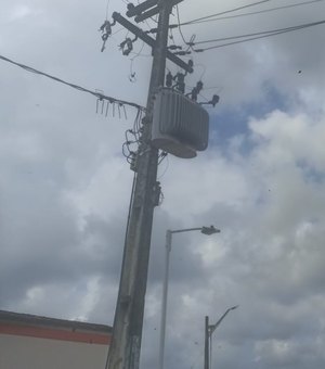 Poste de luz elétrica estoura e deixa moradores de Porto Calvo sem energia