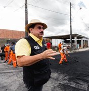 Prefeito Gilberto Gonçalves fiscaliza pavimentação asfáltica na região das casas novas em Rio Largo