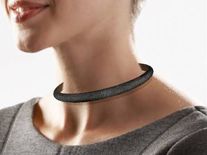 Colar tecnológico emite avisos para manter o distanciamento social