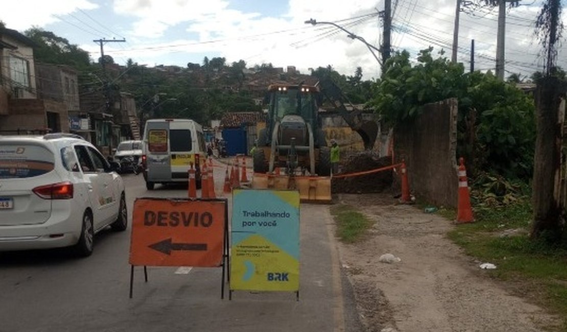 Novo vazamento em rede da BRK provoca interdição no bairro de Bebedouro