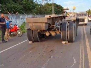 Carreta perde eixos traseiros na AL-110 em Taquarana; não houve feridos