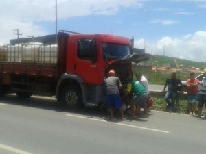 Casal quase é esmagado por caminhão na AL 220