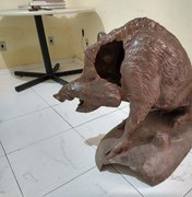 FMAC faz restauração em escultura de Javali da praça Dois Leões