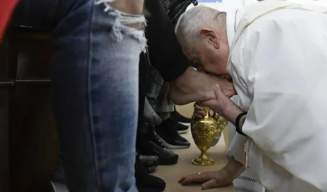 Papa lava pés de menores infratores: “Jesus nos ama como somos”