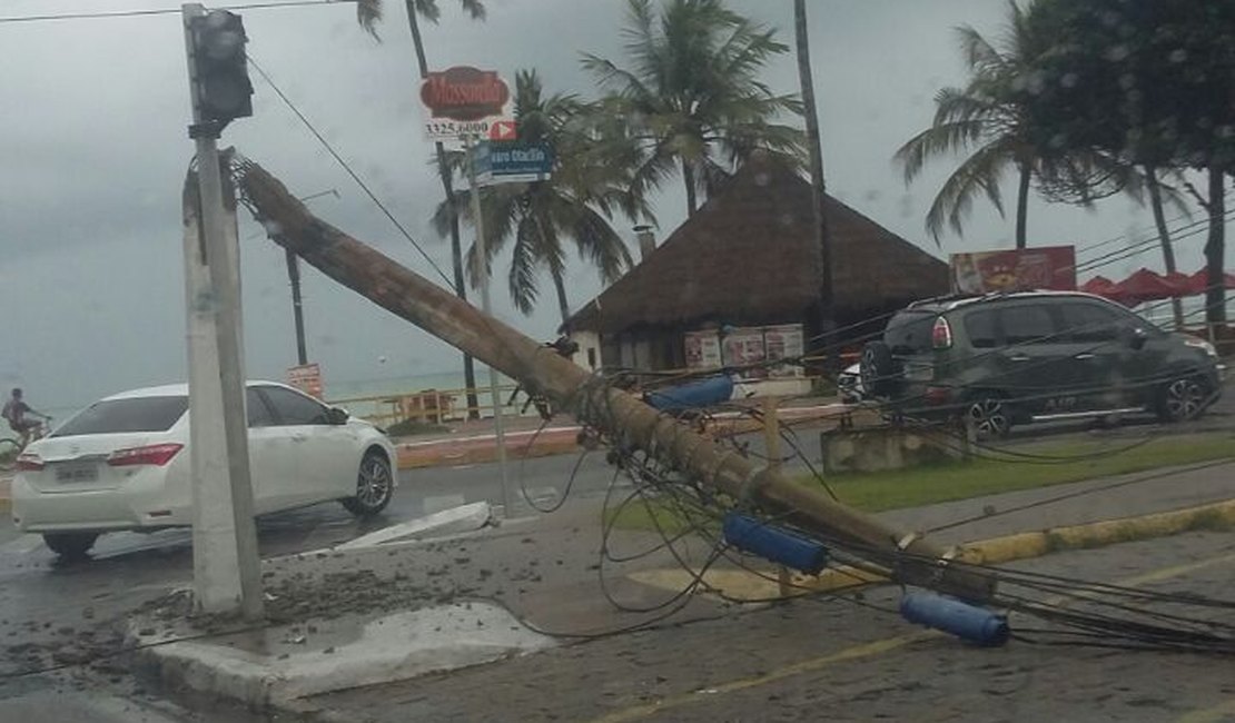 Dois postes são derrubados pela chuva na Jatiúca 