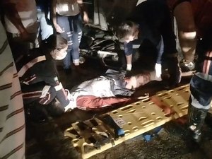 Colisão envolvendo ônibus e motocicleta deixa uma pessoa ferida