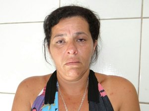 Mulher é presa por tráfico de drogas e por usar a própria filha como 'aviãozinho'