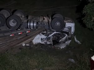 Carreta cai em ribanceira e motorista morre na Avenida Cachoeira do Meirim