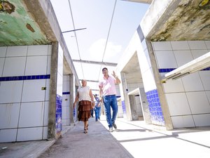 Prefeita Tia Júlia realiza visita técnica a obras no Mercado Público de Palmeira