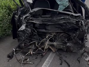 Mulher morre ao ser arremessada de veículo em colisão com caminhão em Delmiro Gouveia