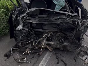 Mulher morre ao ser arremessada de veículo em colisão com caminhão em Delmiro Gouveia