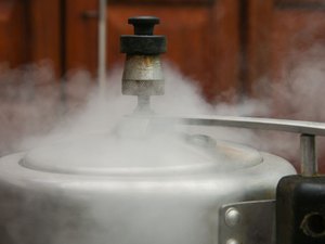 Panela de pressão explode e fere funcionária de escola municipal