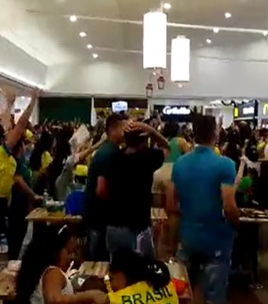 [Vídeo] Arapiraquenses vibram com gols de Richarlison e estreia vitoriosa do Brasil na Copa