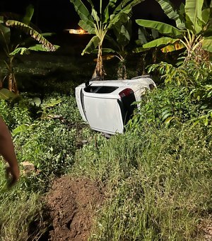 Condutor perde controle direcional e carro capota na AL 101 Norte