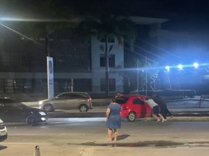 [Vídeo] Carro fica preso nos trilhos e populares fazem “operação” para retirá-lo