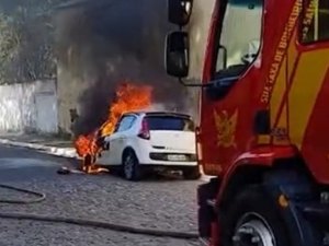 [Vídeo] Carro pega fogo próximo à Feirinha do Tabuleiro, em Maceió