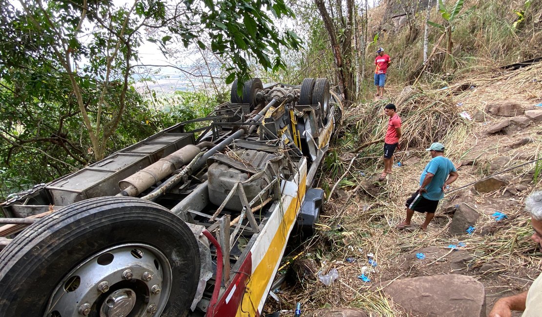 Por que a região onde ônibus despencou na Serra da Barriga não tinha guarda-corpo? Entenda