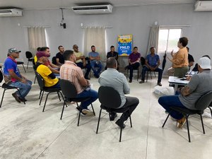 Tainá Veiga entrega fardamentos e detectores de metais aos seguranças escolares