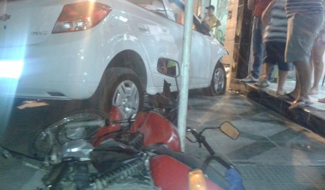 Mulher perde controle de veículo e atropela motocicletas no centro de Arapiraca