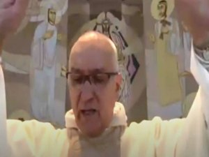 Missa é interrompida por assaltantes e padre pede ajuda: “Chamem a polícia”