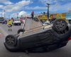 Carro capota em avenida no Benedito Bentes e deixa trânsito complicado