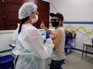 Procura por vacinação contra a covid-19 em escolas ainda é baixa