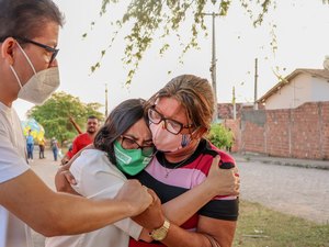 Gilvania Barros, candidata a prefeita de Arapiraca, visita população do Residencial Agreste