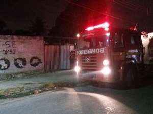 [Vídeo] Incêndio em terreno baldio provoca grandes labaredas e assusta moradores