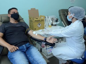Hemoal promove campanha de doação de sangue e distribui brindes aos voluntários