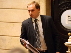 Carlos Bolsonaro não comanda mais redes sociais do pai