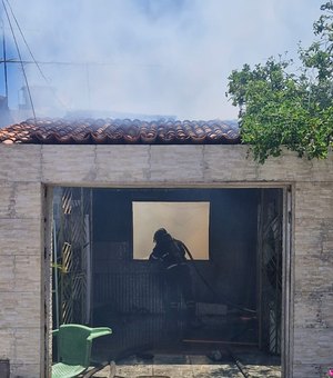 [Vídeo] Incêndio de grandes proporções atinge e destrói casa na Santa Lúcia