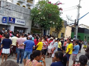 [Vídeo] População denuncia abuso de poder de guarda municipal na fila de loteria em Matriz do Camaragibe