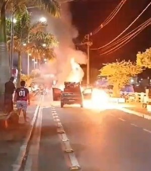 [Vídeo] Carro pega fogo na Avenida Monsenhor Clóvis Duarte, em União dos Palmares