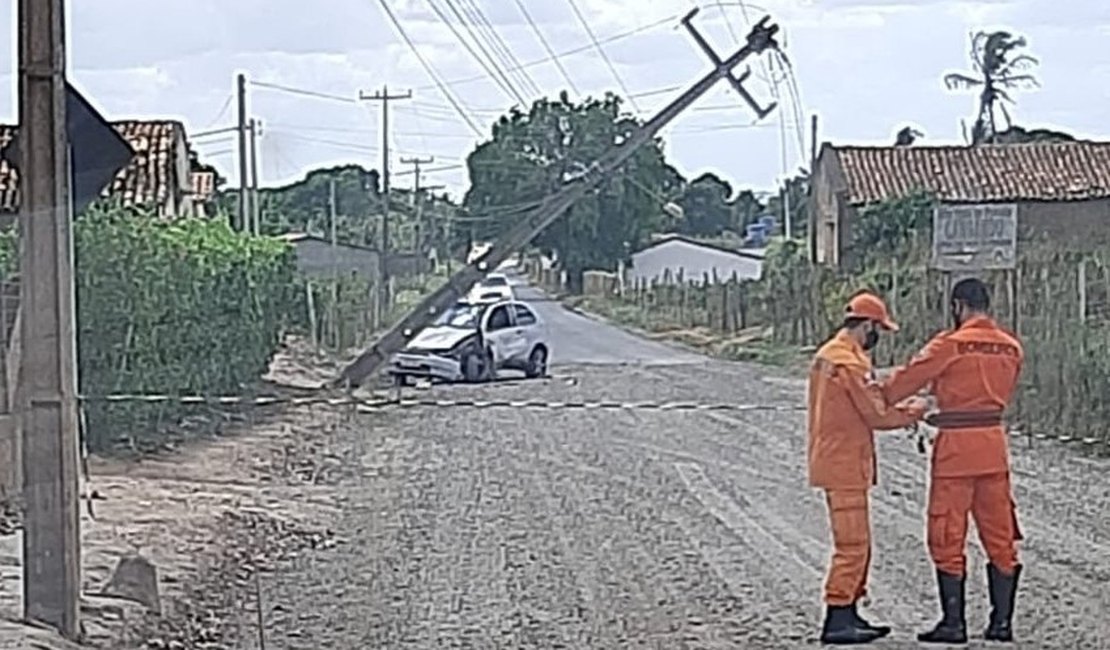 Motorista bate carro em poste, depois de perder o controle da direção na zona rural de Arapiraca