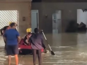 Chuvas causam alagamentos e deixam moradores ilhados no bairro Girador, em Atalaia