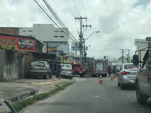 [Vídeo] Bombeiros são acionados para conter incêndio no bairro do Poço, em Maceió