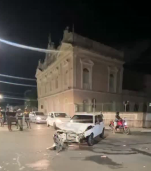 Carro invade estabelecimento comercial após batida na Praça Deodoro em Maceió