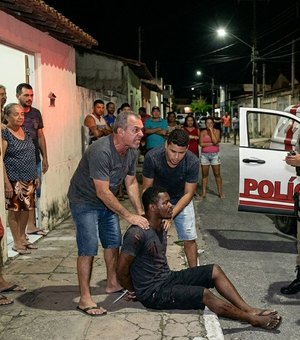 Suspeito é detido por populares após assalto e preso pela PM no Benedito Bentes