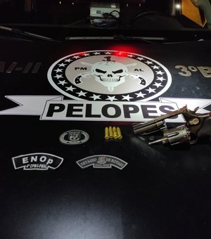 Homem é detido com arma de fogo dentro do carro em Arapiraca