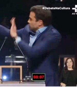 [Vídeo] Datena agride Pablo Marçal com cadeirada durante debate