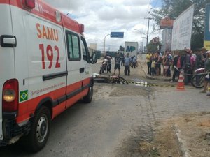 Motociclista  tenta desviar de buraco e acaba esmagado por caminhão
