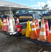 DMTT recolhe materiais utilizados para guardar vagas de estacionamento em Maceió
