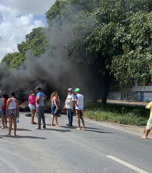 [Vídeo] População realiza protesto em Rio Largo por falta de água