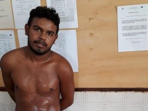 Suspeito em crimes é preso com espingarda dentro de casa